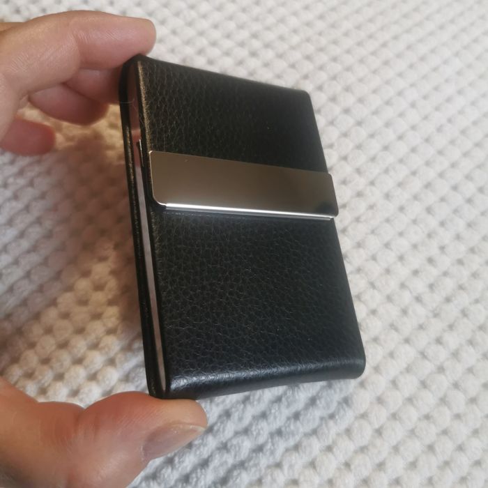 Czarne etui na karty kredytowe / dokumenty