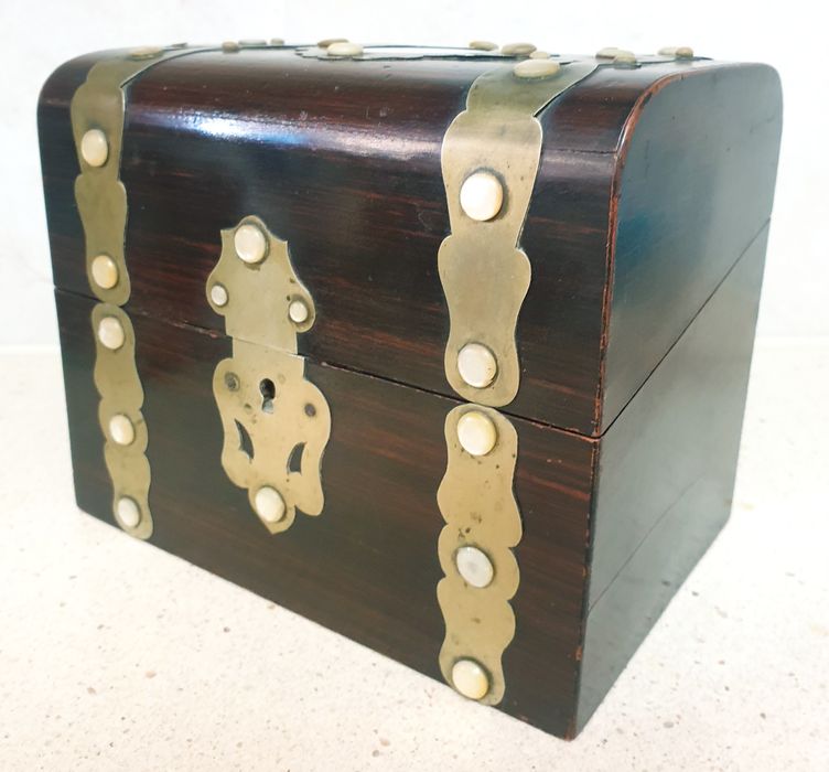 Antiga caixa caddy de chá em madeira, latão e madrepérola