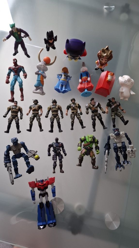 21 bonecos de várias marcas