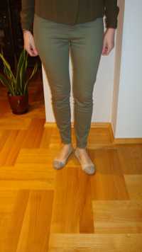 zielone spodnie/ spodnie Mohito