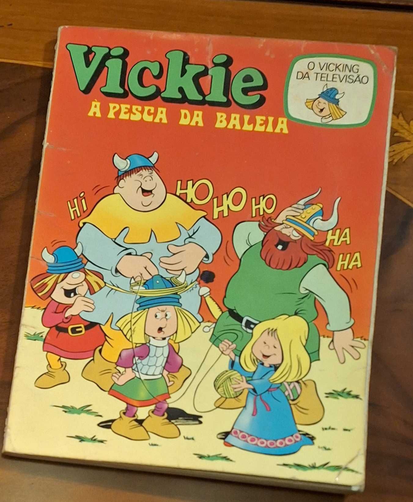 5 livros Banda Desenhada Smurfs e 1 da Vickie