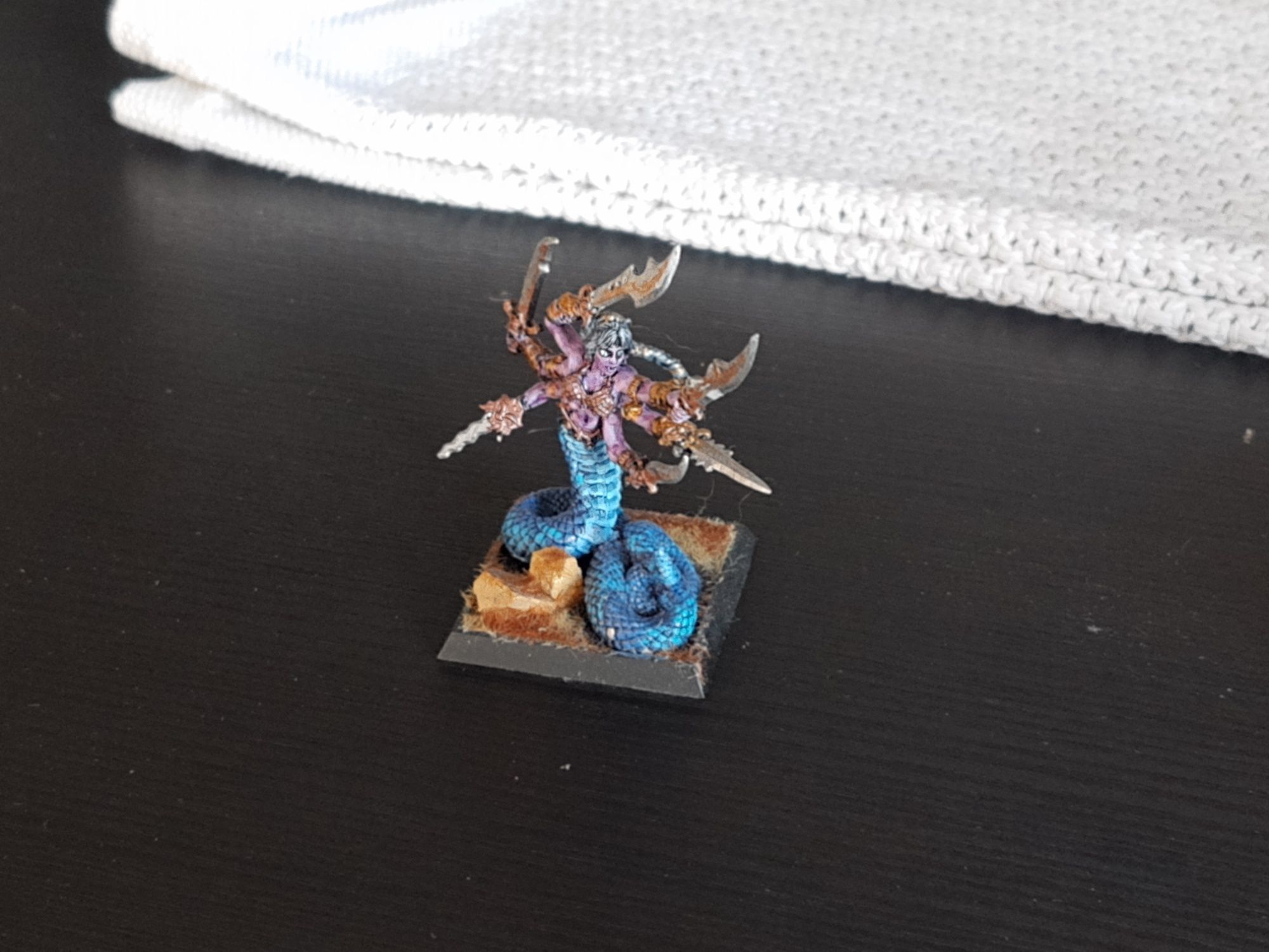 Naga z Reaper Miniatures lub Herald/Tranceweaver of Slaanesh.