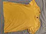 T-shirt w kolorze musztardowym