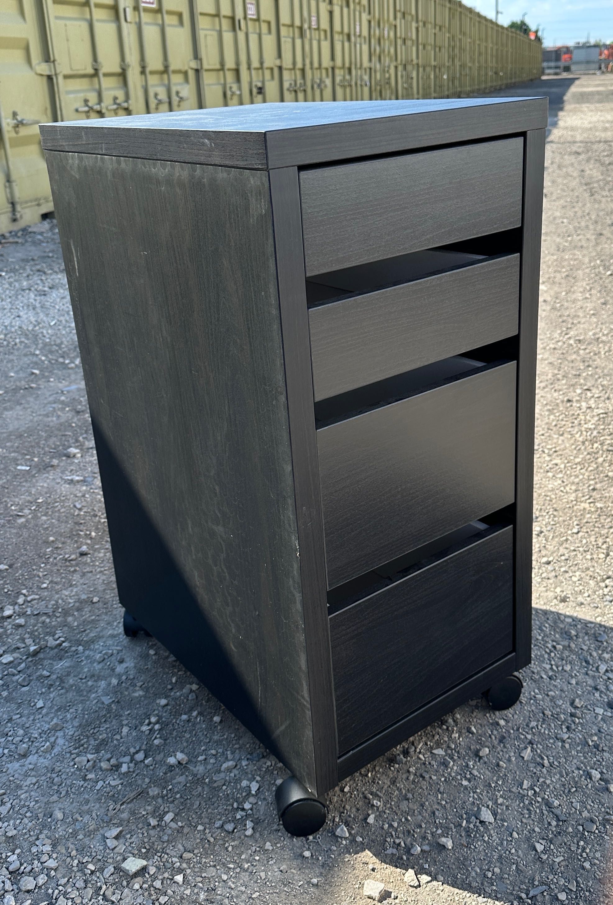 komoda MICKE Ikea