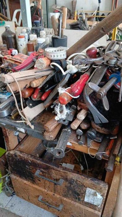 Vende-se ferramentas  e formas de sapateiro e maquinas de costura