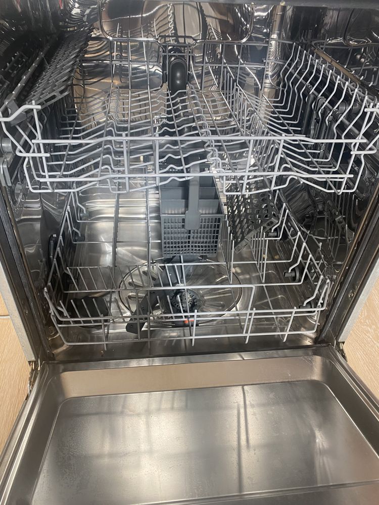 Встроенная посудомоечная машинка ELECTROLUX EEA927201L