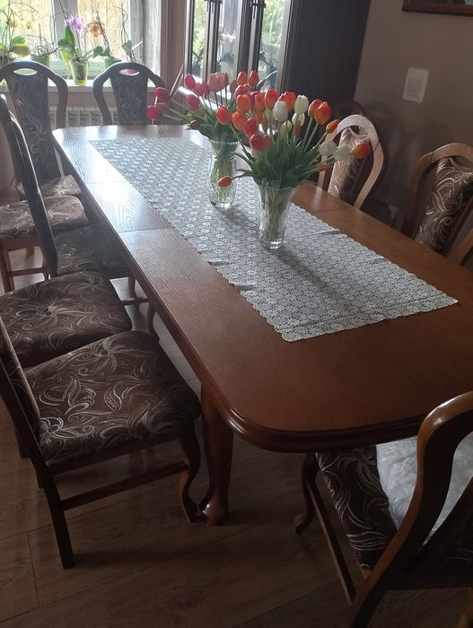 Stół do salonu z krzesłami