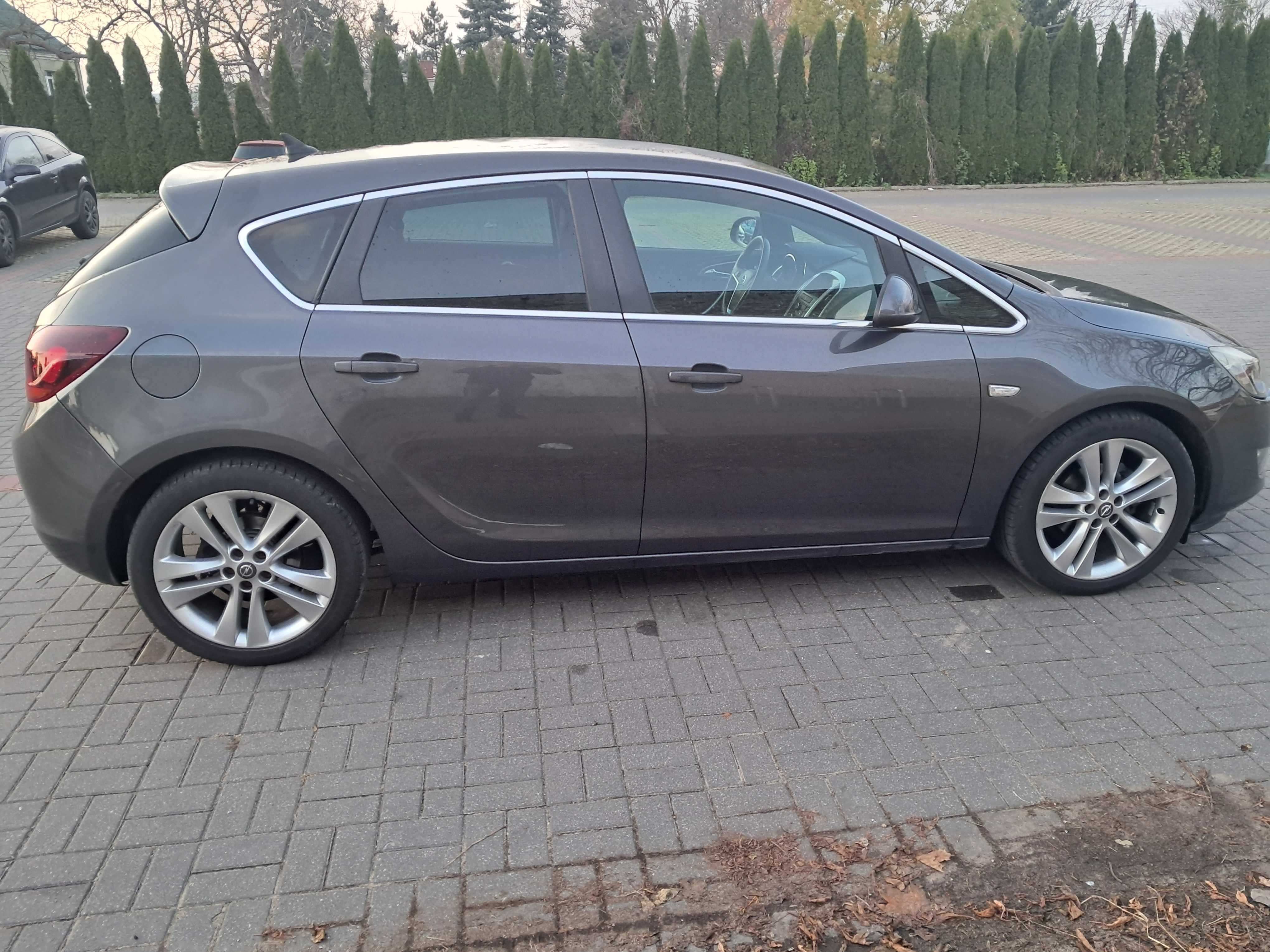 Opel Astra J  1.4T  bogata wersja