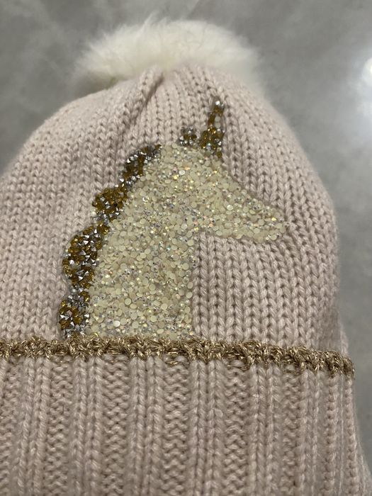 Czapka z jednorozcem i pomponem