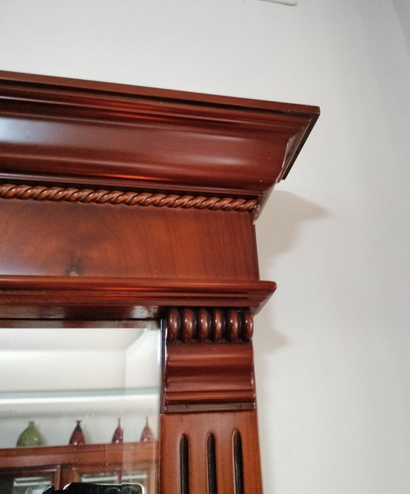 Aparador em cerejeira e no espelho.