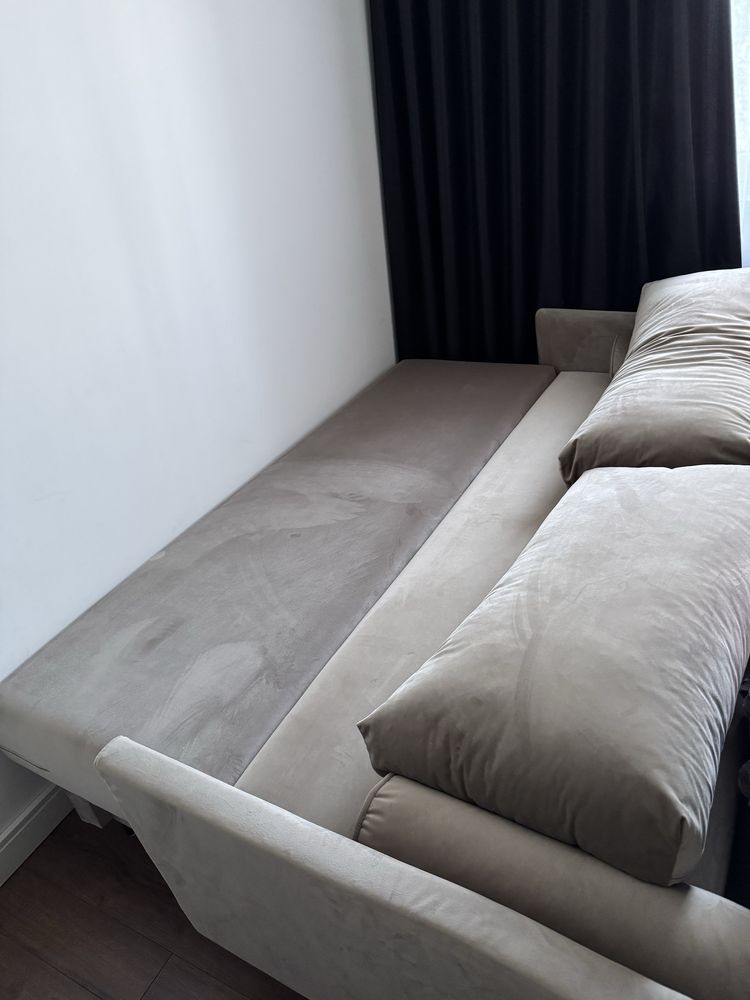 Sofa welurowa beżowa z funkcją spania jak Nowa