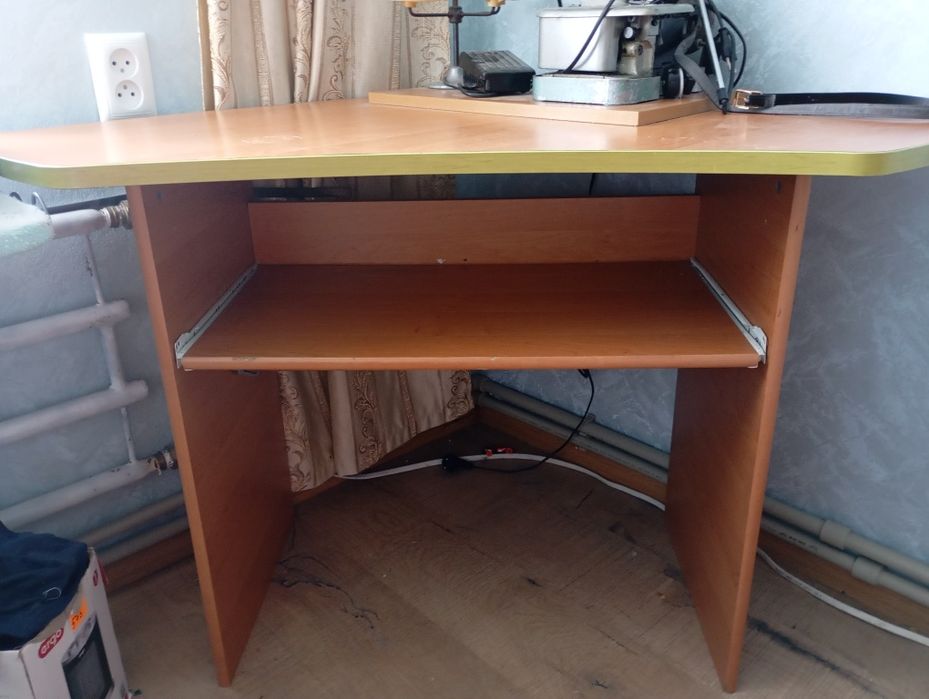 Стіл письмовий кутовий