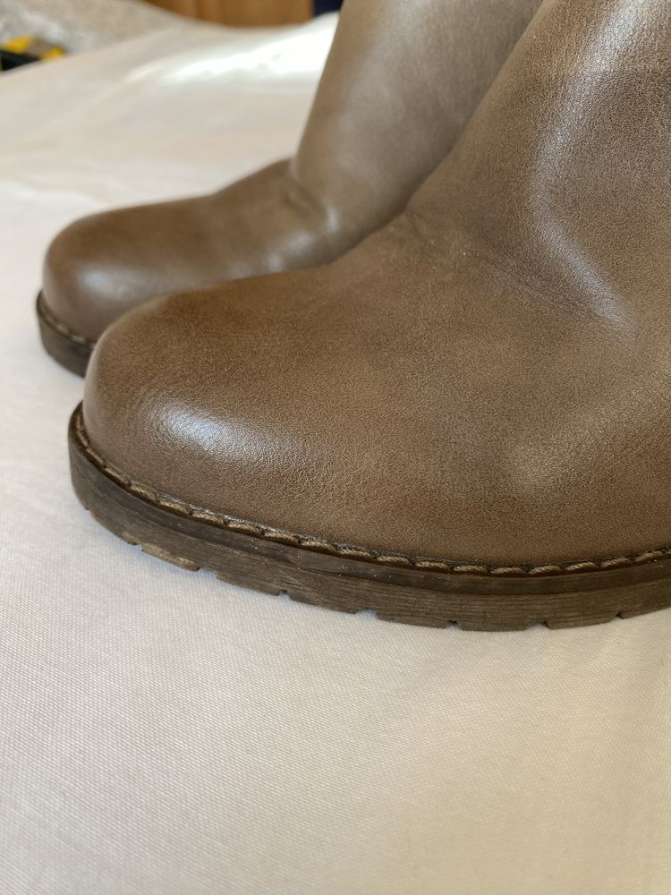 Buty sztyblety jesień zimę kozaki botki CCC 39 ocieplane obcas futerko