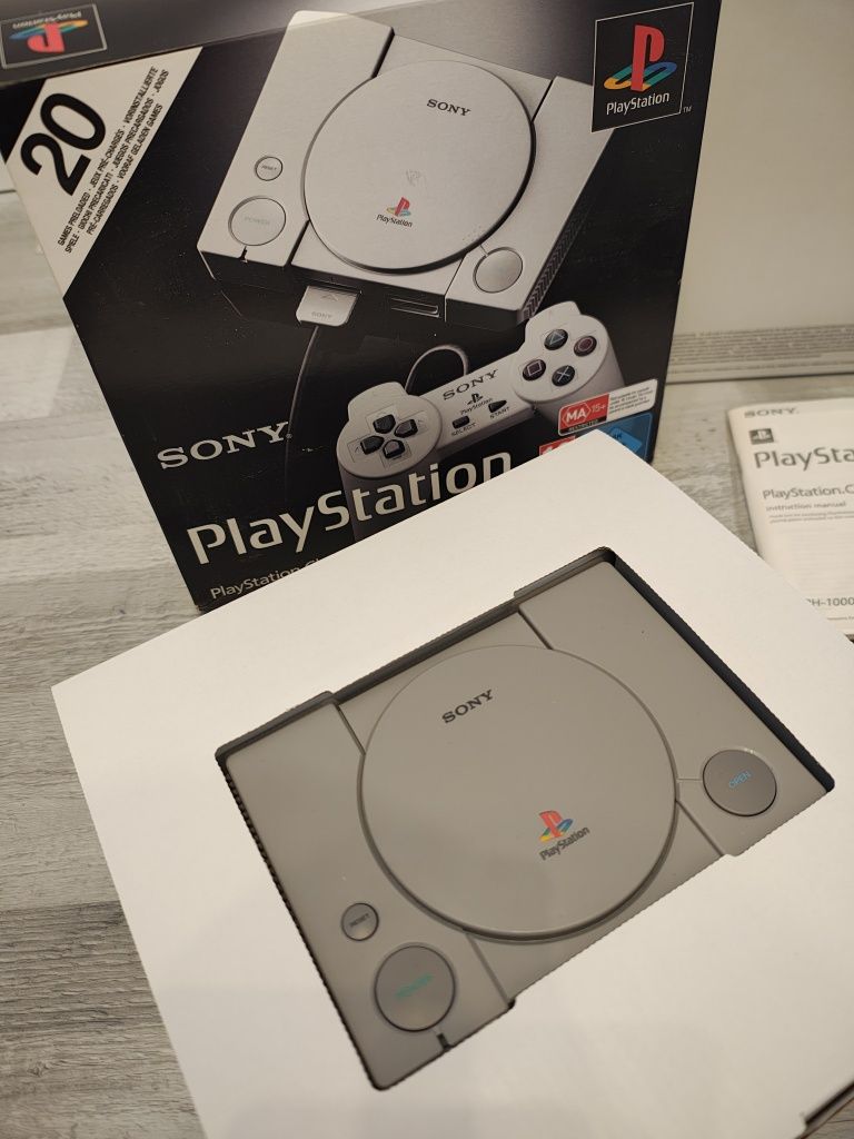 Retro konsola PlayStation Classic raz włączona.