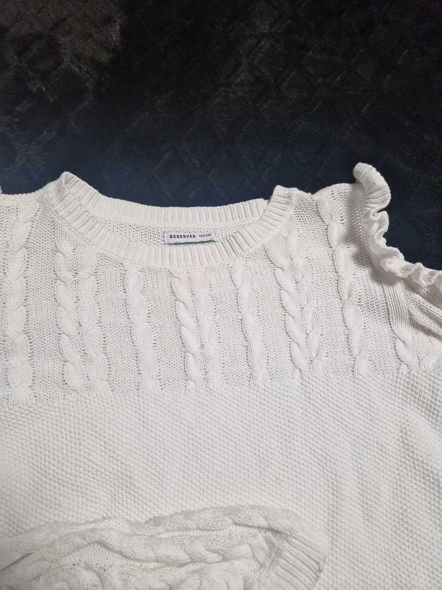 biały sweter reserved 134