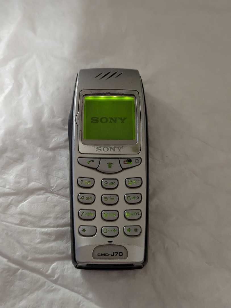 Мобильный телефон Sony CMD-J70.