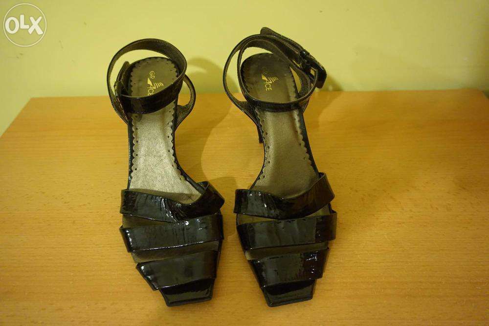 Sandały z czarnej lakierowanej skóry