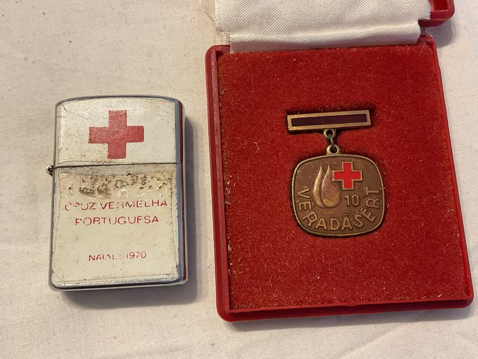 Isqueiro tipo Zippo e medalha da Cruz vermelha