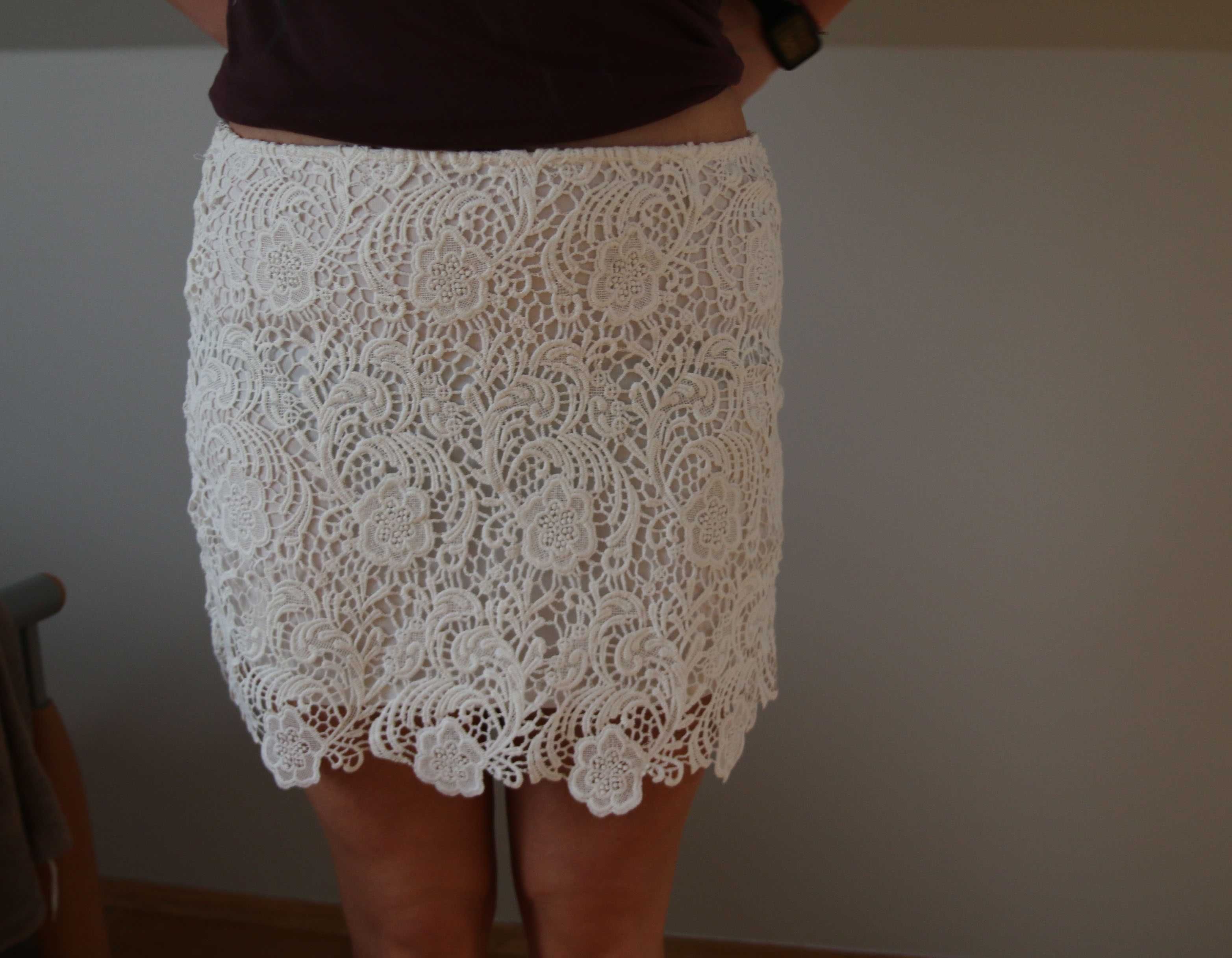 Ładna, biała koronkowa spódnica mini H&M L 40 na wiosnę, lato,koronka