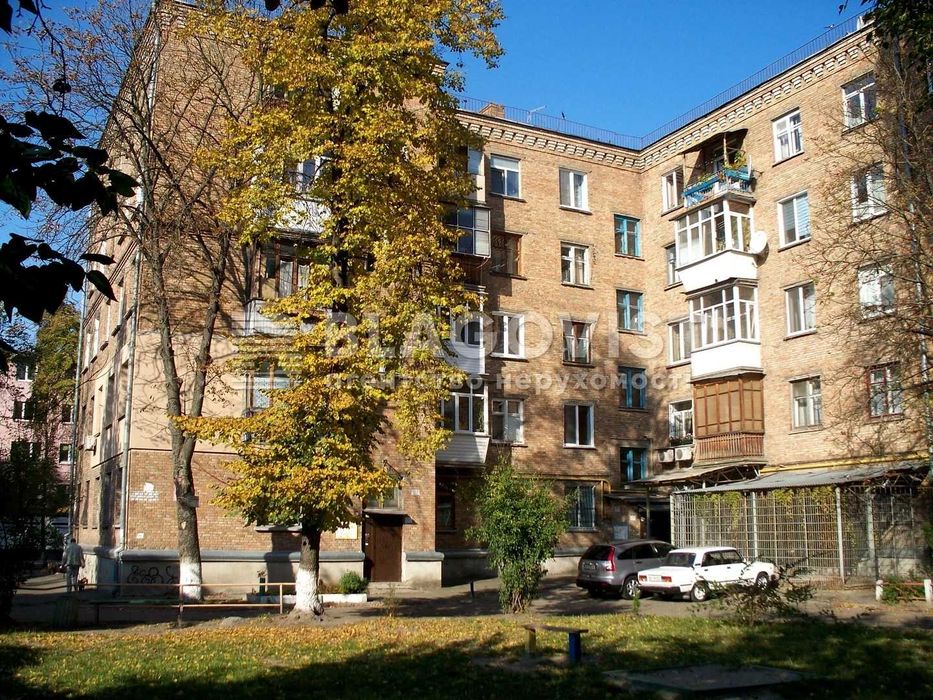 2-кімнатна сталінка 56 м² біля метро | Цегла, високі стелі, ремонт