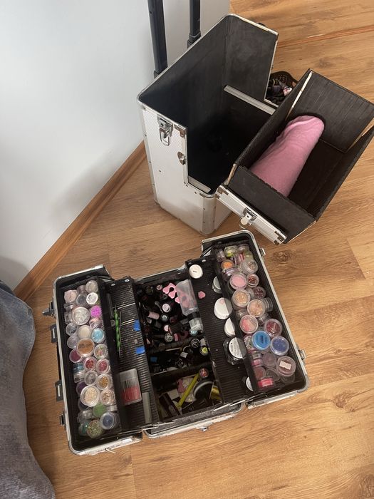 Kuferek z przyborami do paznokci