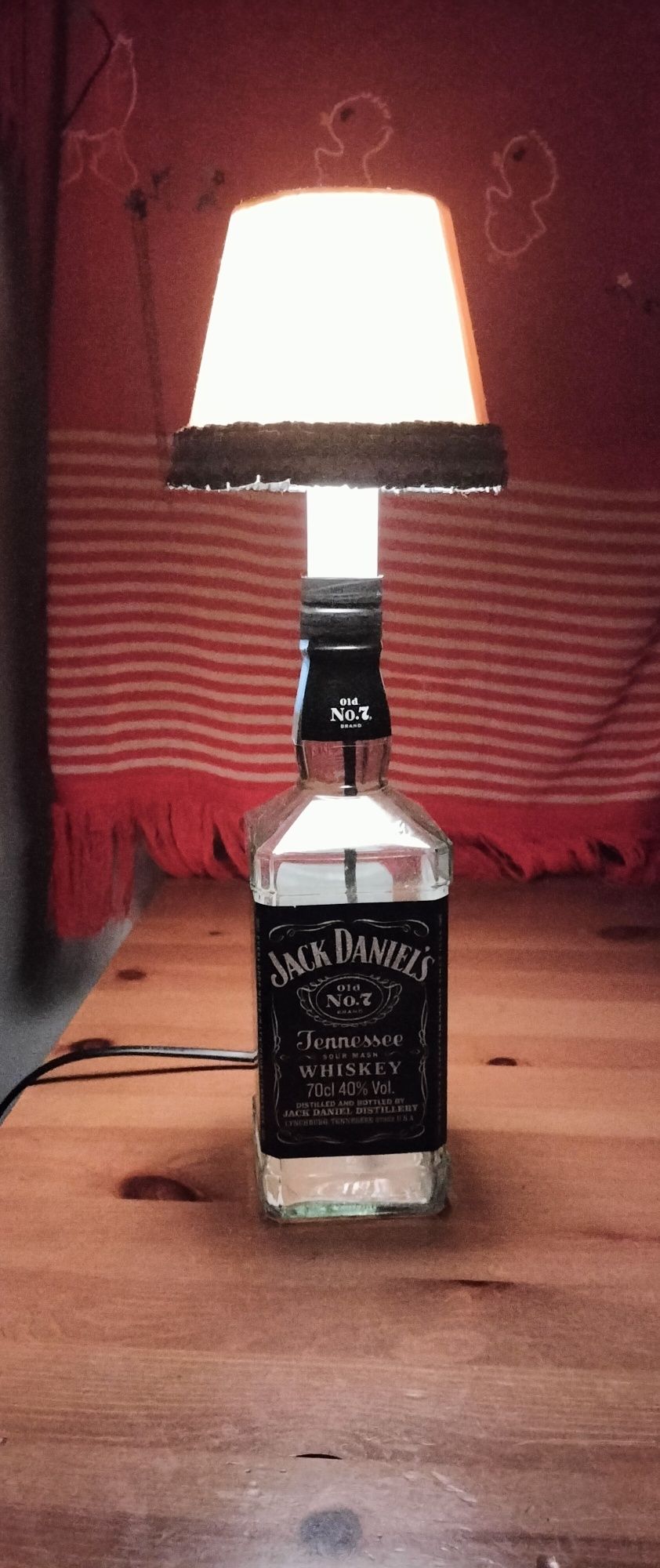 Candeeiro feito com garrafa de Jack Daniels