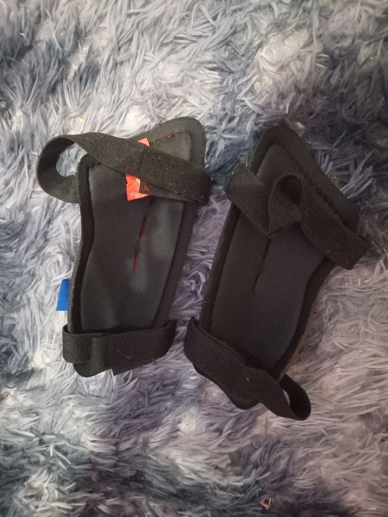 Продаю футбольні щитки Puma V5.08