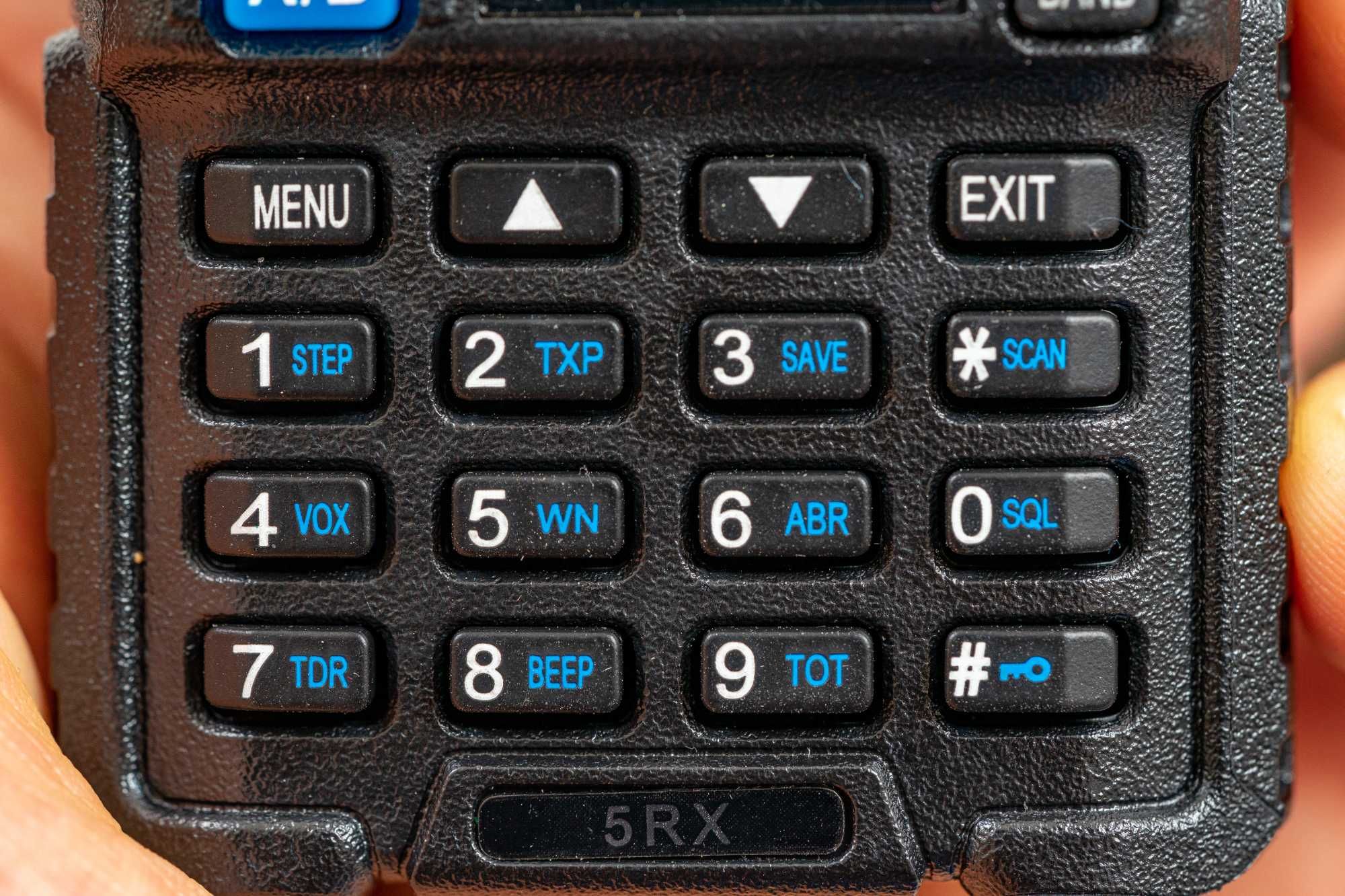 Walkie Talkie Baofeng UV-5RX 5W tribanda