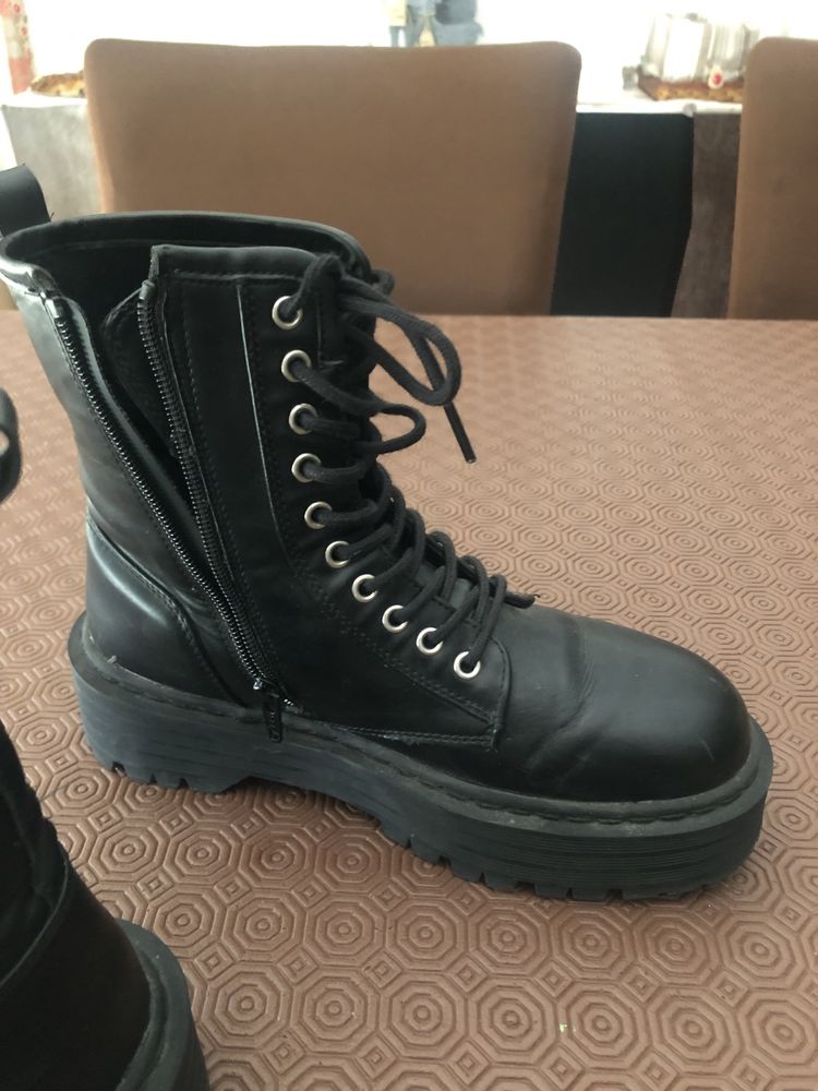 botas pretas de pele