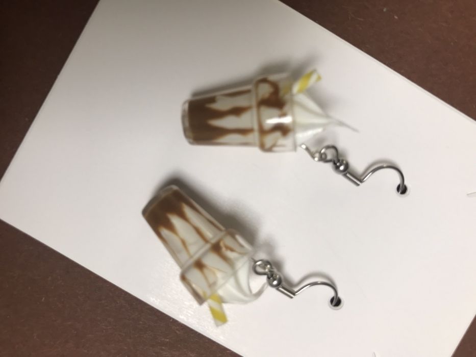 Kolczyki lody z polewą karmelową, kawa z bitą śmietaną