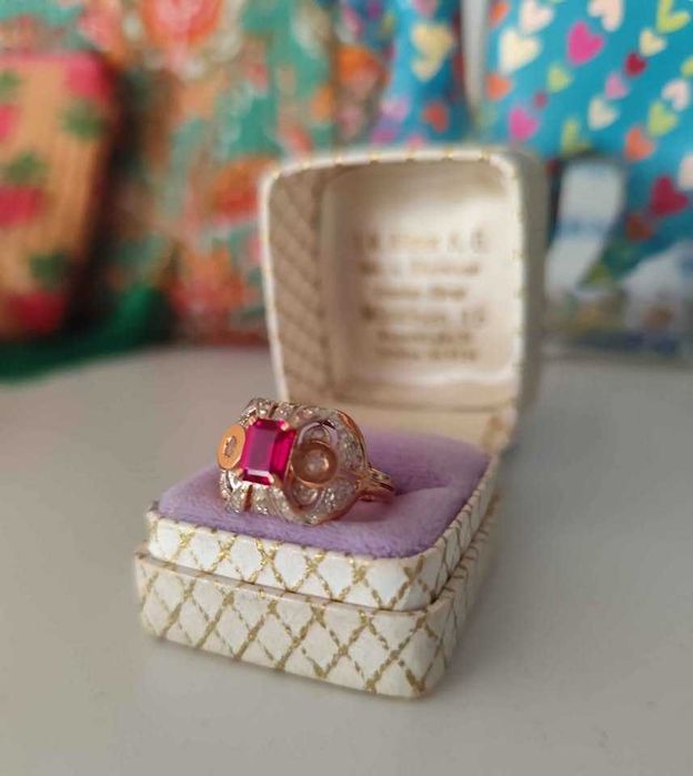 Anel em ouro e prata com pedras preciosas. Reprodução da época.