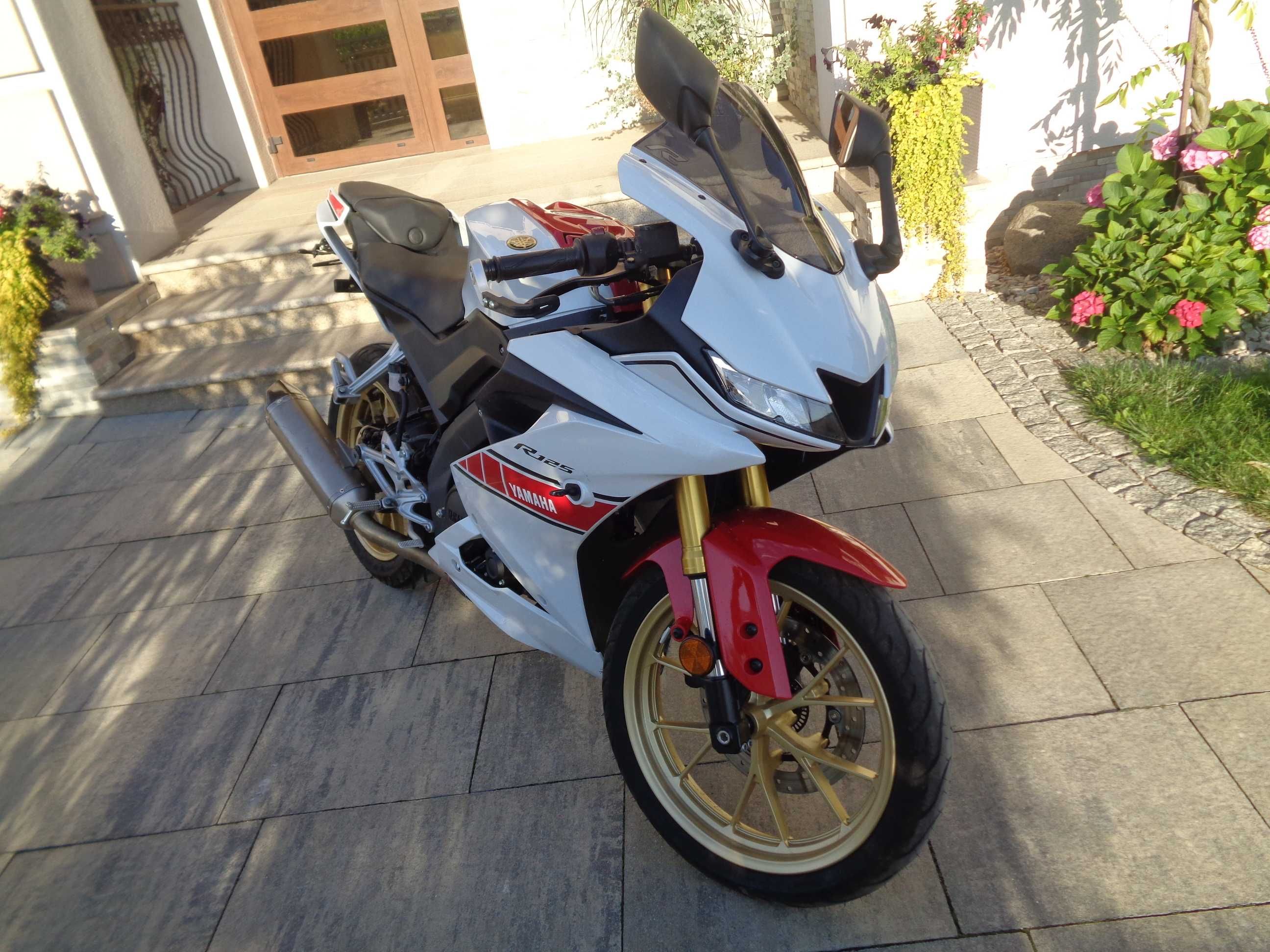 Yamaha YZF 125   z niskim przebiegiem.