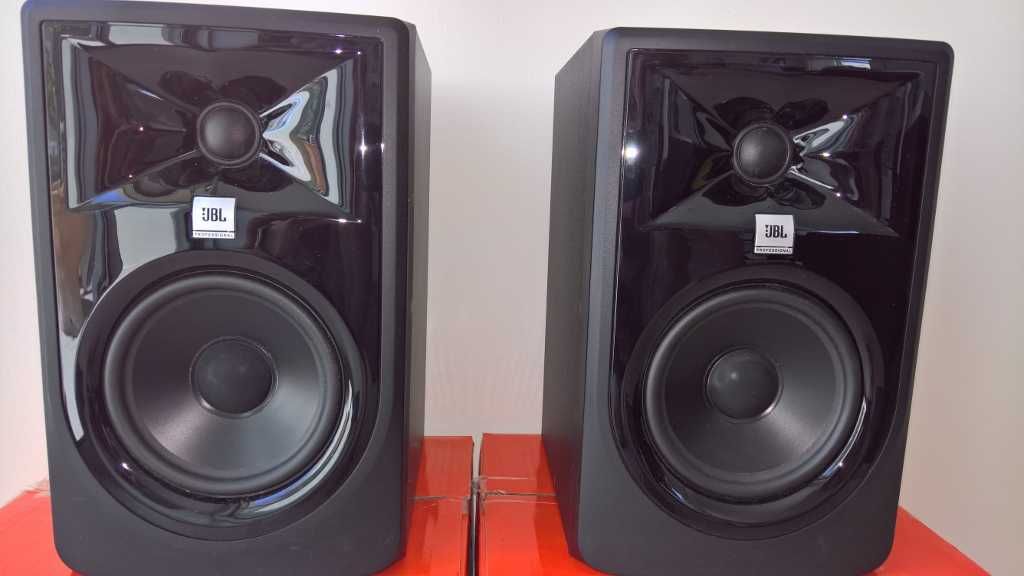 JBL  305P Mk II
Powered 5" Two-Way Studio Monitor