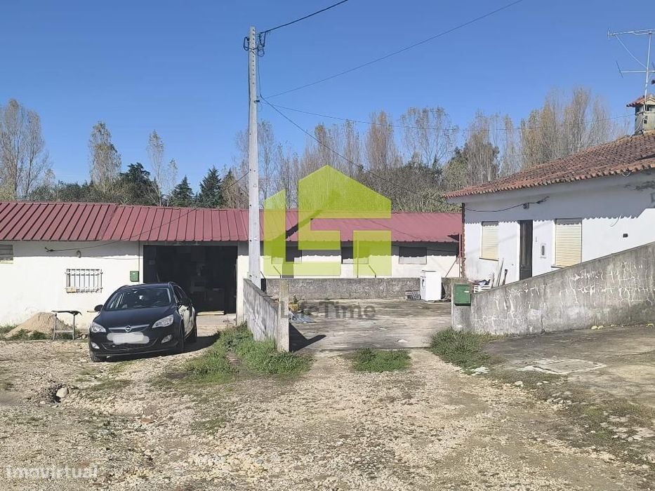 Moradia e dois Armazéns