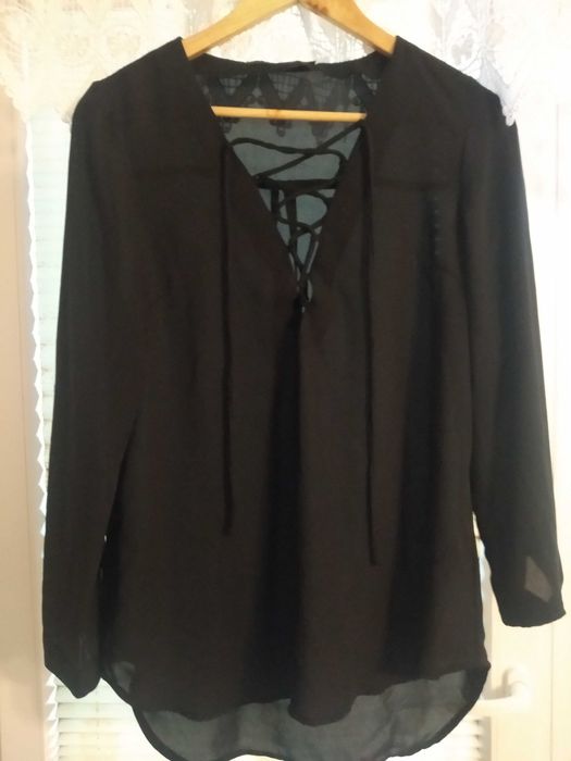 czarna bluzka ze sznurowaniem na dekolcie