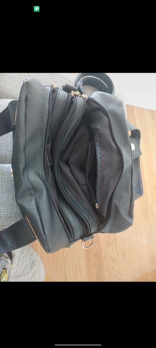 Mala preta com detalhes em dourado