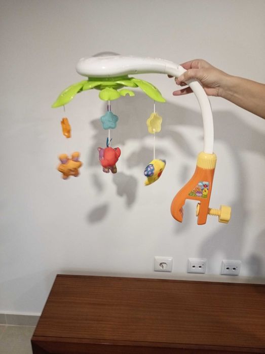 Carrinho de bebe, marsúpio e mobile de berço em excelente estado.