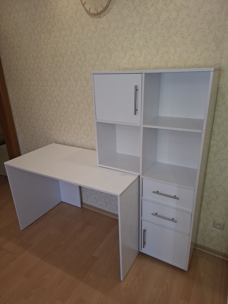 Стіл комп'ютерний білий ДСП. Самовивіз