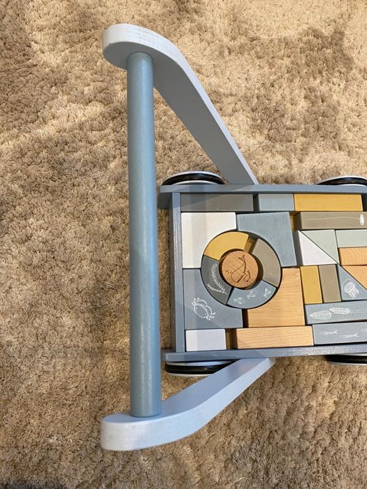 Pchacz jeździk little dutch wozek z klockami