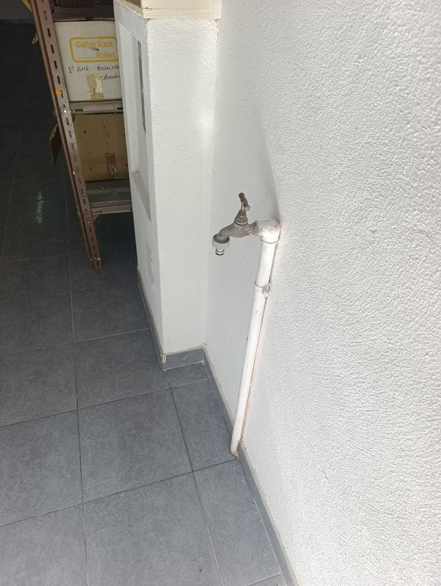 Aluga-se Garagem/Armazém - Paço de Arcos