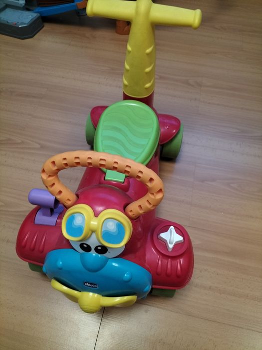 Carro de brincar primeiros passos