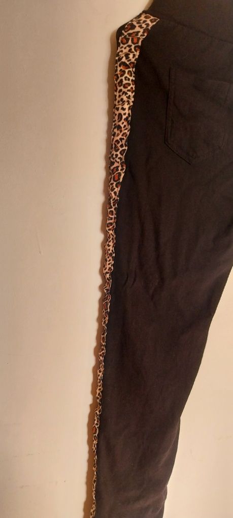 Leggins pretas com faixa ao lado Leopardo