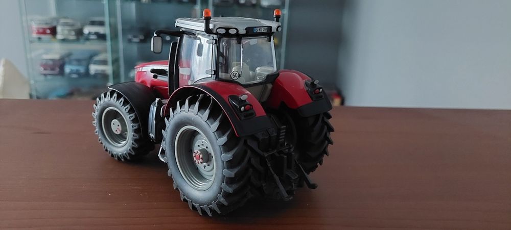 Model 1:32 Traktor Massey Ferguson 8680 SIKU