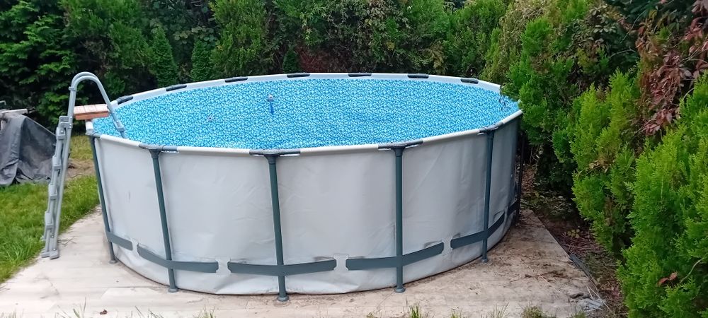 Duży basen z pompa filtrem