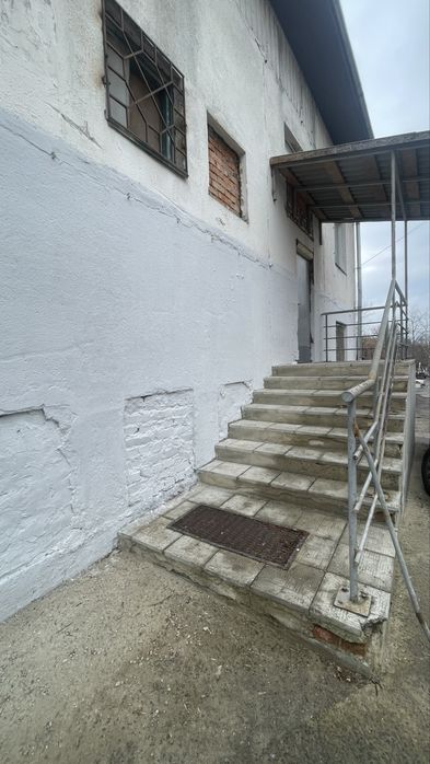 Ангар з офісними приміщеннями . Вул.С.Крушельницької .