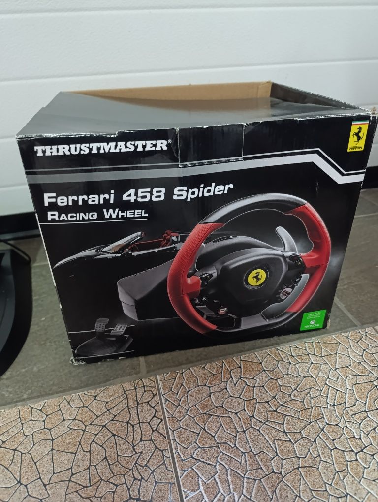 Vendo volante Ferrari para jogar com pedais incluídos