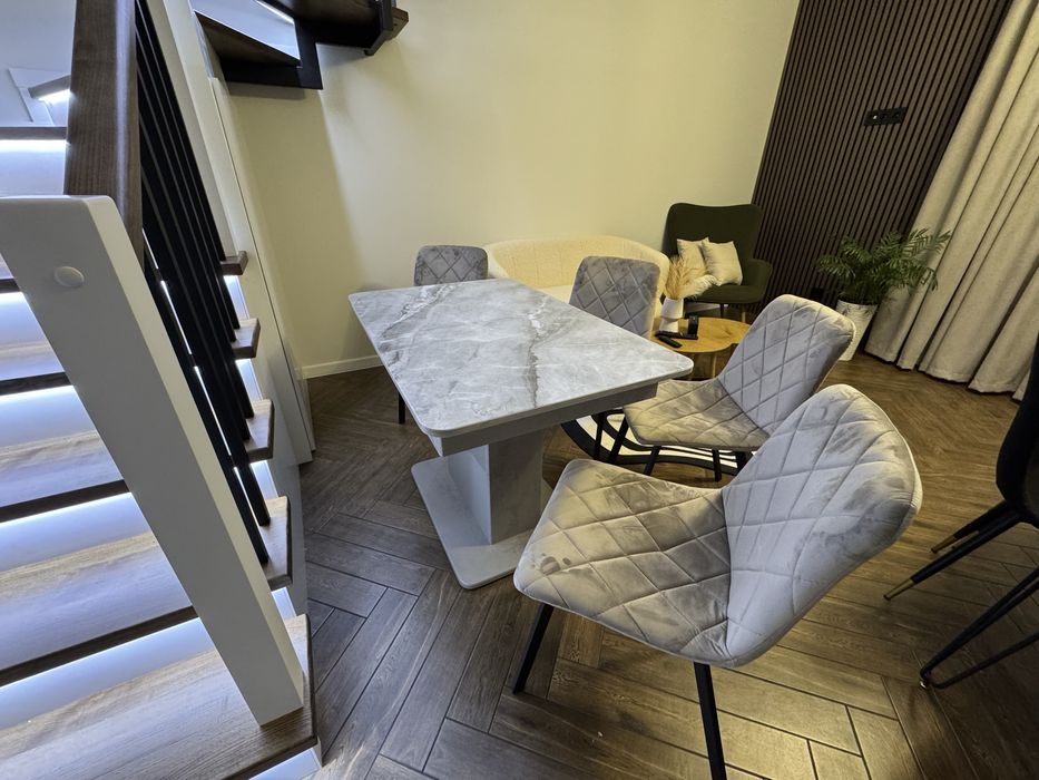 Кухонний стіл із стільцями, у новому, чудовому стані