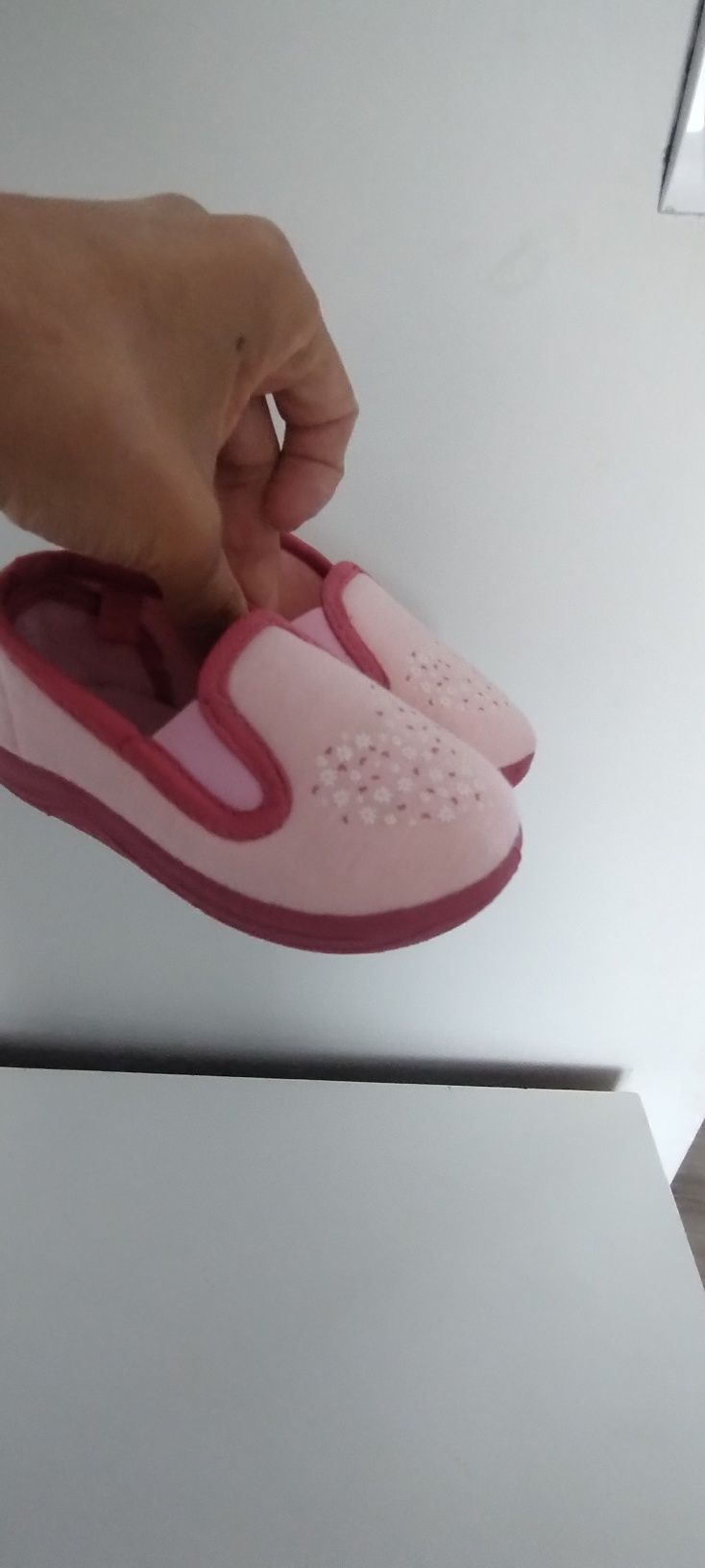 Buty dla dziewczynki/ kapcie r 22