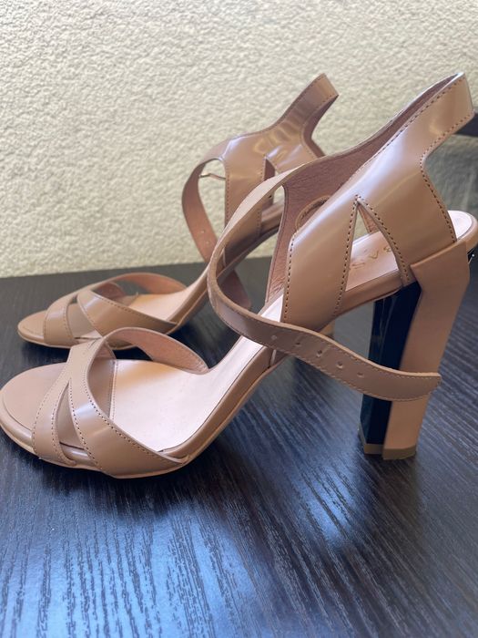 Sprzedam sandały na wysokim obcasie