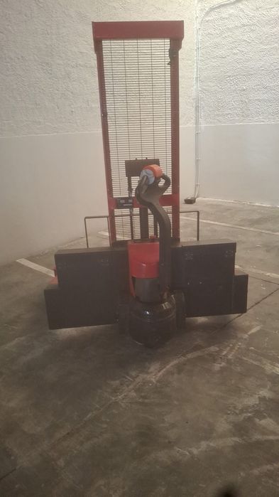 Porta paletes eléctrico todo o terreno